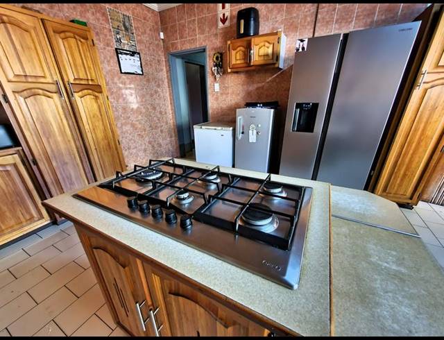 4 BEDROOM HOUSE FOR SALE IN SINOVILLE